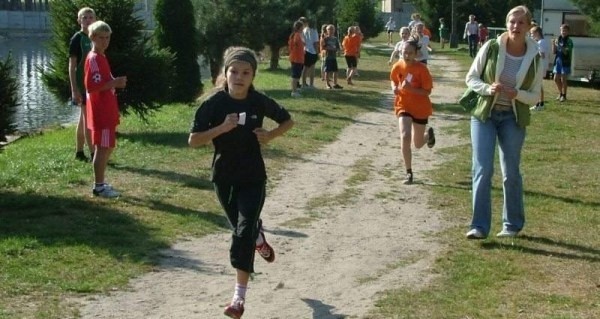 Młodzi sportowcy biegali na terenie ośrodka wypoczynkowego w Starym Oleśnie.