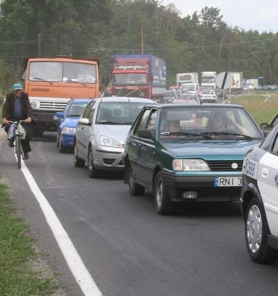 Kierowcy przejeżdżający przez Nisko muszą uzbroić się w cierpliwość. W korku trzeba postać nawet kilkanaście minut.