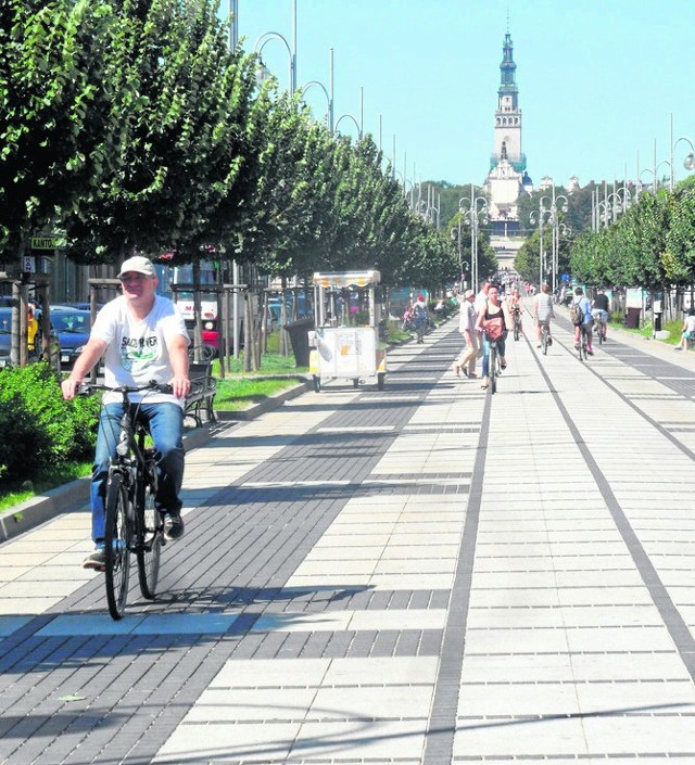 W centrum Częstochowy, aleją Najświętszej Maryi Panny, też wiedzie wygodna ścieżka rowerowa