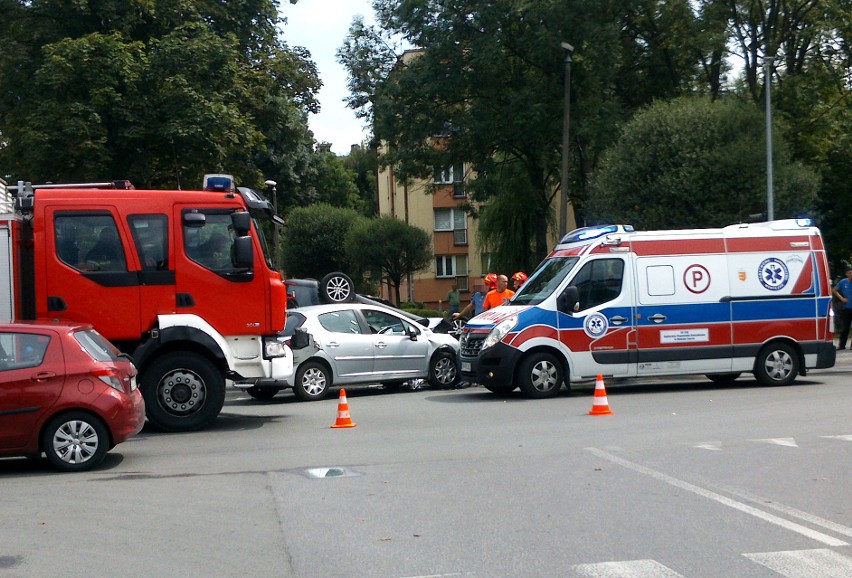 Nowy Sącz. Groźny wypadek zablokował skrzyżowanie ulic Barskiej i Paderewskiego