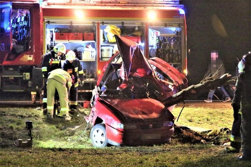 Tragiczny wypadek w Warszkowie 07.03.2020. Samochód wypadł z drogi. Zginęła młoda kobieta. Resztę pasażerów zabrano do szpitala [ZDJĘCIA] 