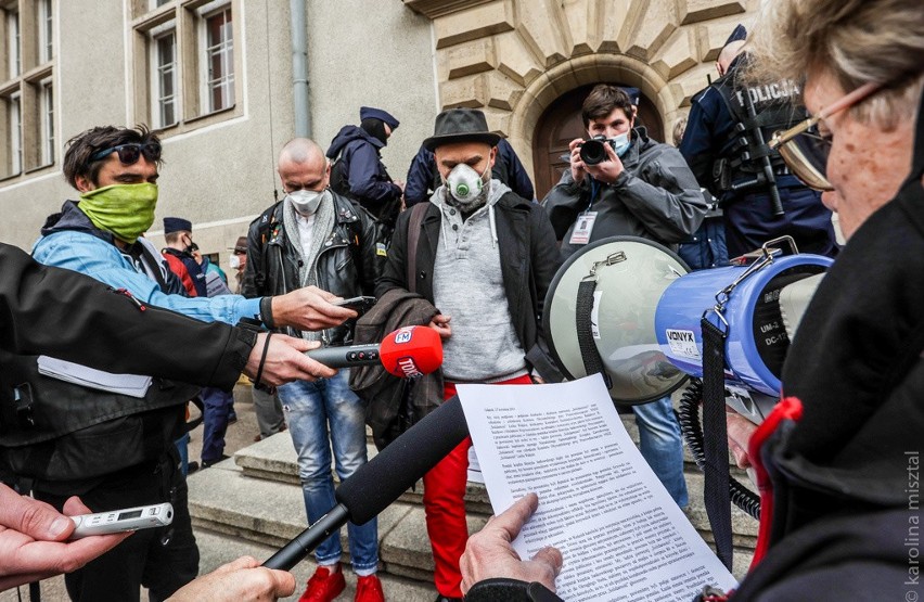 "Odważny i konieczny czyn": Pikieta przed gdańskim sądem w obronie mężczyzn, którzy obalili pomnik ks. Jankowskiego