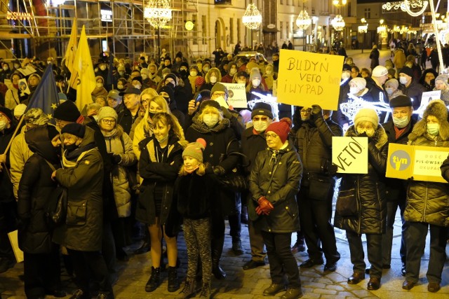 W niedzielę (19 grudnia) na Rynku Staromiejskim w Toruniu odbyła się manifestacja, zorganizowana przez i KOD Kujawsko-Pomorskie. To efekt przyjęcia przez Sejm w miniony piątek tzw. nowelizacji ustawy o radiofonii i telewizji (tzw. lex TVN).