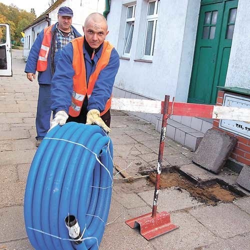 Montaż zasilania do kamery, która stanie przy rondzie koło cmentarza w Szczecinku.