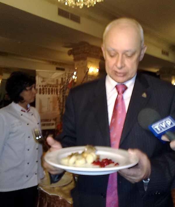 Marszałek Jarosław Dworzański próbuje jedną z potraw.