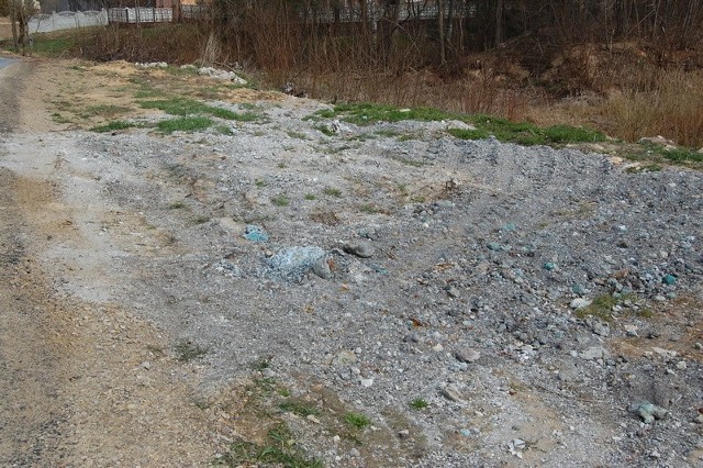 Takie odpady wypełniły zagłębienia na terenie wsi Rembów. Wojewódzki Inspektorat Ochrony Środowiska sprawdza ich skład.