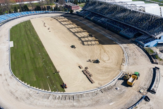 Zdjęcie wykonane podczas wykładania murawy, dziś jest już gotowa. Stadion miejski w Rzeszowie nie będzie już miejscem dużych koncertów. Dlaczego?