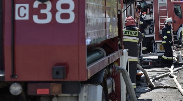 Na miejscu wypadku pracują służby ratownicze. Policja kieruje ruchem. Z użytku jest wyłączony szybki pas autostrady