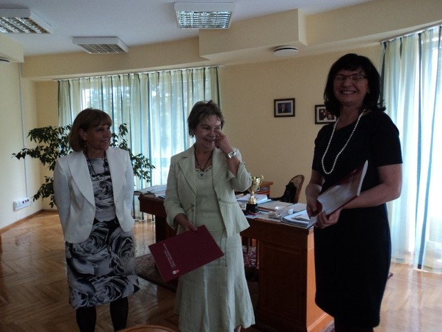 Umowę o współpracy podpisały rektor Zofia Wilimowska (w środku) i dyrektor Stowarzyszeniowego Liceum i Technikum w Paczkowie - Alicja Kotrys (z prawej).