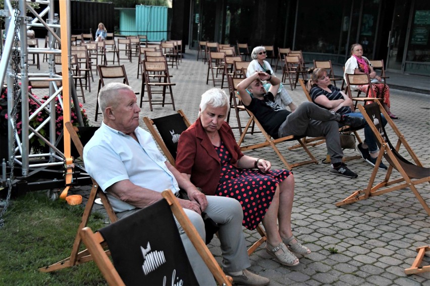 Plenerowe kino przed Kieleckim Centrum Kultury. Odbył się pierwszy seans (ZDJĘCIA)