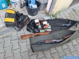 Maczeta i broń palna w aucie, dynamit w garażu. Policjanci z Lubina i Wrocławia zatrzymali 46-letniego mieszkańca Lubina