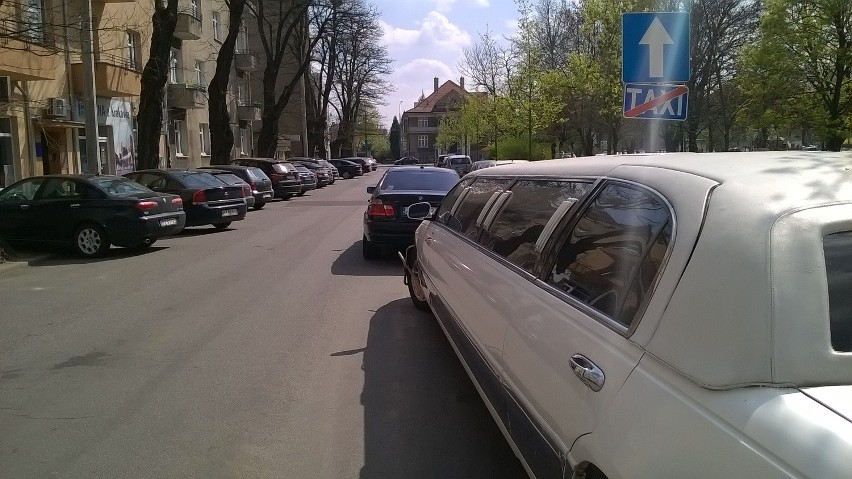 Mistrzowie parkowania w Poznaniu: Limuzyna jest, klasy zabrakło [ZDJĘCIA]