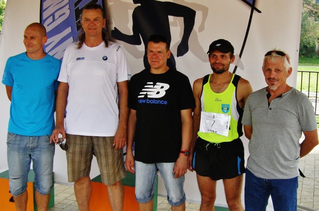 Jacek Wszoła (drugi z lewej) był gościem biegu ulicznego w Gorzycach. Obok niego założyciele klubu Sprint: Marcin Krzemiński (z lewej), Wojciech Zieliński i Robert Pasieczny. Z prawej Adam Maślanka, który był spikerem imprezy.