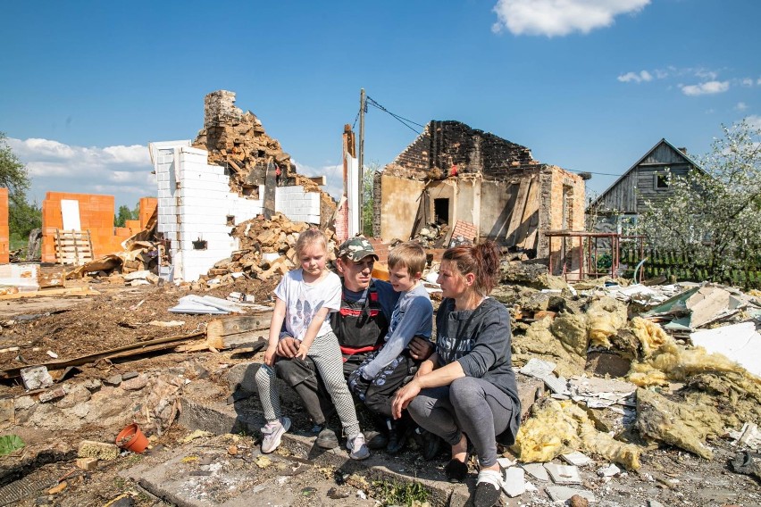 Rodzina Śleszyńskich przed spalonym domem