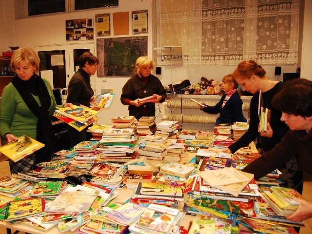 Podczas dziewiątej edycji Parady Mikołajów w Tarnobrzegu zebrano 1400 książek, które teraz trafią do środowisk polonijnych na Białorusi oraz Ukrainie. Na zdjęciu segregacja zebranych książek.