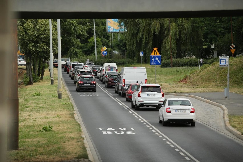 Buspas na Krakowskiej otwarty. Autobusy i tak stoją w korku 