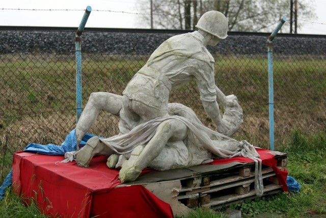 Rzeźba gwałcącego kobietę radzieckiego żołnierza wróciła do autora