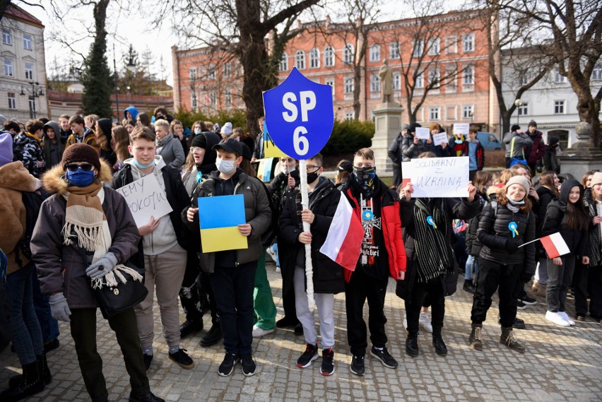 Manifestacja na Rynku w Przemyślu. Przemyscy uczniowie solidaryzują się z Ukrainą! [ZDJĘCIA]