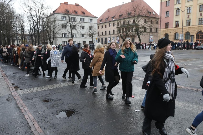 Polonez zabrzańskich szkół na placu Warszawskim. Zobacz...