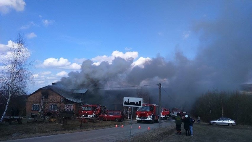 Pożar w Handzlówce koło Łańcuta wybuchł na strychu budynku....