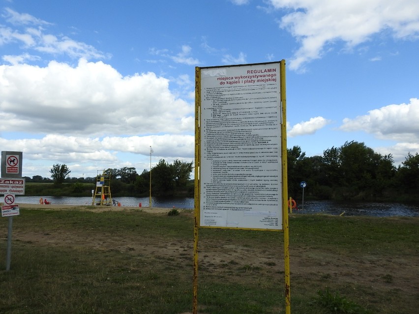 Łomża. Plaża miejska będzie zamknięta. Od niedzieli kąpiel w Narwi tylko nielegalnie