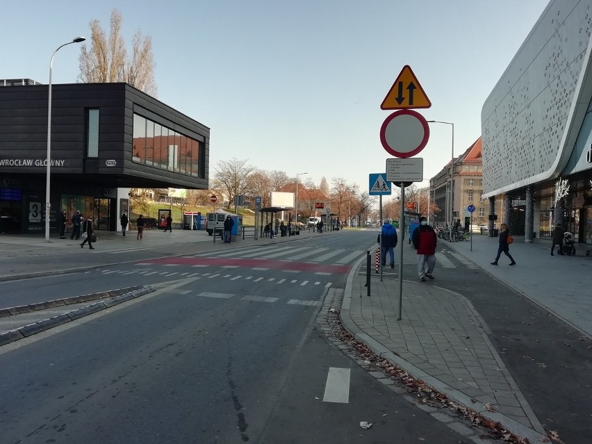 Wrocław. Mandaty się sypią, kierowcy płacą i błagają o czytelne oznakowanie ul. Suchej. Zobaczcie zdjęcia