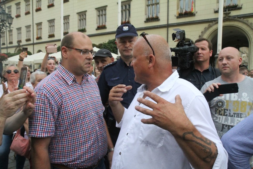 Przepychanki w Rynku. Promocja książki Międlara i kontrmanifestacja Lempart. Do tego atak z pistoletem na wodę [ZDJĘCIA]