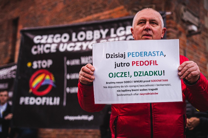 Gdański protest "przeciwko zakazaniu edukacji seksualnej"...