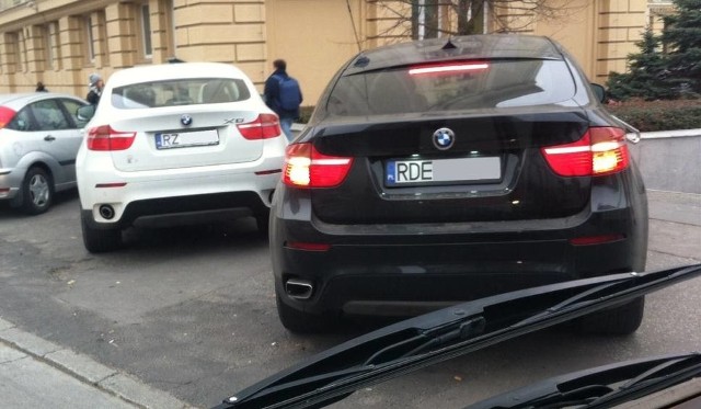 Niedługo nacieszyli się postojem w niedozwolonym miejscu kierowcy dwóch drogich BMW.- Zdjęcie zrobione na alei Piłsudskiego w Rzeszowie, w rejonie Podkarpackiego Urzędu Wojewódzkiego. A kto bogatemu zabroni postawić BMW metr od przystanku? Ale trzeba przyznać, że policja szybko się tam pojawiła - pisze pan Łukasz, autor zdjęcia. Dziękujemy za nadesłanie zdjęcia. Jeśli widzisz podobną sytuację, sfotografuj ją i podziel się z nami swoją opinią. Czekamy pod adresem alarm@nowiny24.pl.