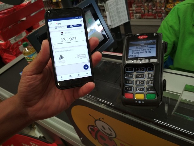 By zapłacić za zakupy w sklepie należy wprowadzić kod Blik, znajdujący się w aplikacji mobilnej banku na smartfonie, do terminala płatniczego. I zatwierdzić transakcję kodem PIN w telefonie. Aplikacja działa w kasach tradycyjnych i samoobsługowych.