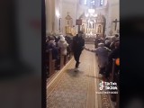 Skandal w Kościele Garnizonowym w Kielcach. Tiktoker podczas mszy puszczał wulgarną piosenkę. Zobacz film i zdjęcia