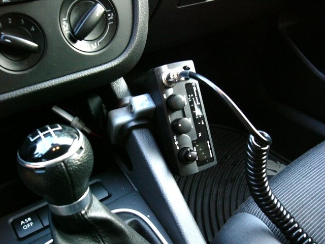 Rozmowa przez CB radio w czasie jazdy nie jest zabroniona, jednak kierowca musi się mieć na baczności. 