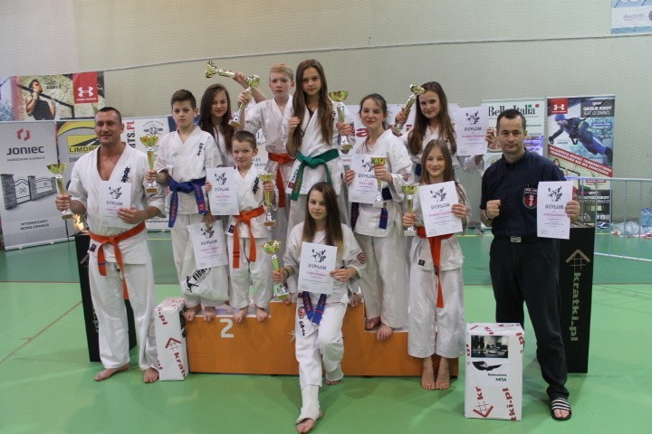 Dziesięć medali niepołomickich karateków w Radomiu