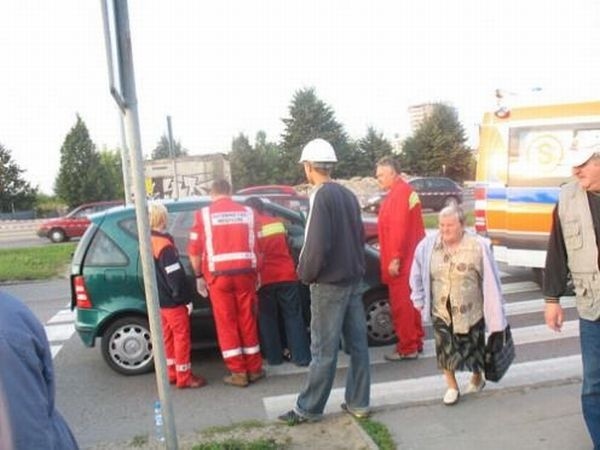 Pasażerka auta trafiła do szpitala.