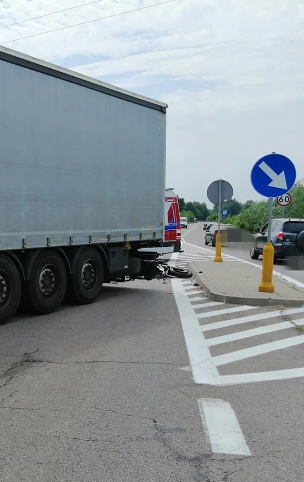 Śmiertelny wypadek motocyklisty.  Kierowca uderzył w tył...