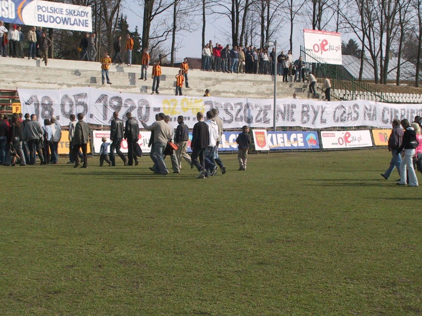 Tak piłkarze, trenerzy i kibice Korony Kielce modlili się 15 lat temu po śmierci świętego Jana Pawła II [UNIKATOWE ZDJĘCIA]