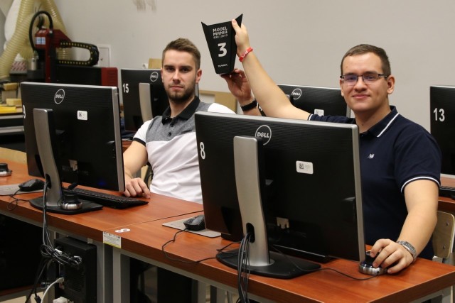Wojciech Korbel i Grzegorz Wróblewski w pracowni komputerowej, gdzie przygotowywali się do zawodów.