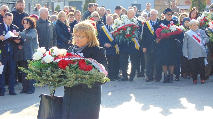 Uroczyste obchody Narodowego Święta Niepodległości w Trablicach. Starosta złożył kwiaty pod pomnikiem księdza Romana Kotlarza [ZDJĘCIA]