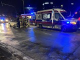 Nocne zderzenie z karetką w Krakowie. Jedna osoba ranna
