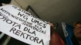 UMCS: Szatniarze, portierzy i sprzątaczki protestowali przeciwko zwolnieniom