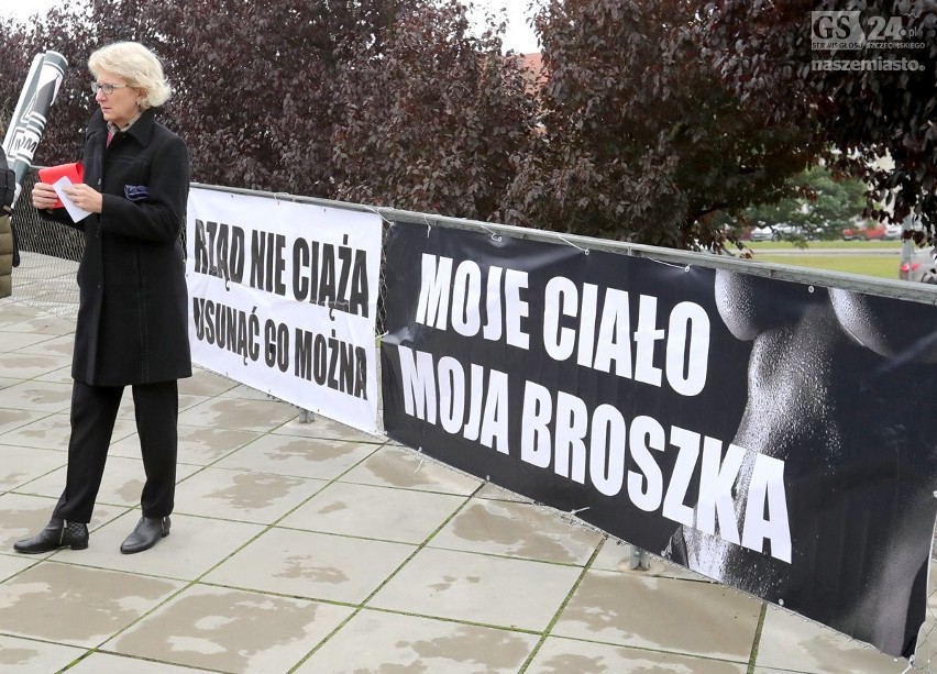 Czarny Protest w Szczecinie: Czerwona kartka od kobiet dla polityków [zdjęcia, wideo]