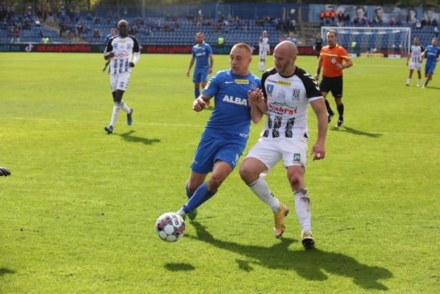 Ruch Chorzów u siebie pokonał Sandecję 2:1, a w niedzielę w Niepołomicach 1:0. Z lewej autor gola Daniel Szczepan.