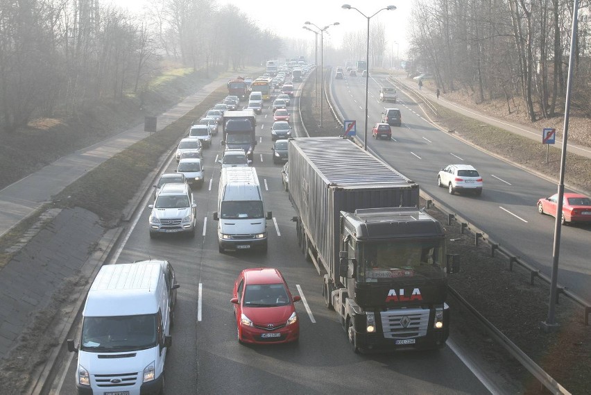 Korek w Katowicach po wypadku na DK86. Jedna osoba poszkodowana. Stoi też DTŚ [NOWE ZDJĘCIA]