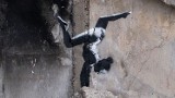 Mural Banksy'ego na zniszczonym budynku w Borodziance na Ukrainie. Artysta zostawił ślad na ruinach