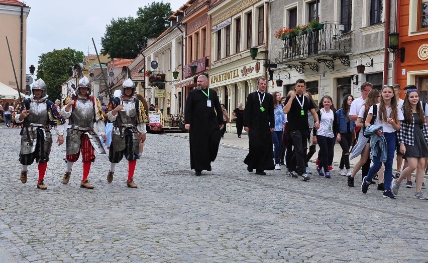 Światowe Dni Młodzieży 2016. Dzień Wspólnoty na Rynku i msza na błoniach w Sandomierzu