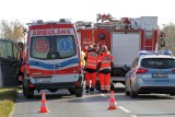 Groźny wypadek na skrzyżowaniu w Chmielowie przy granicy z Tarnobrzegiem. W zderzeniu dwóch samochodów dwie osoby poszkodowane
