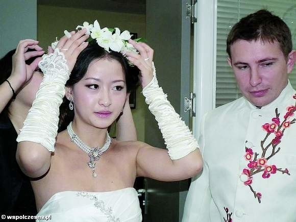Andrzej Juchniewicz ożenił się z Chinką podczas światowej wystawy Expo w Szanghaju. - Tak wyszło - śmieje się nowożeniec. Zhan jest śpiewaczką operową.