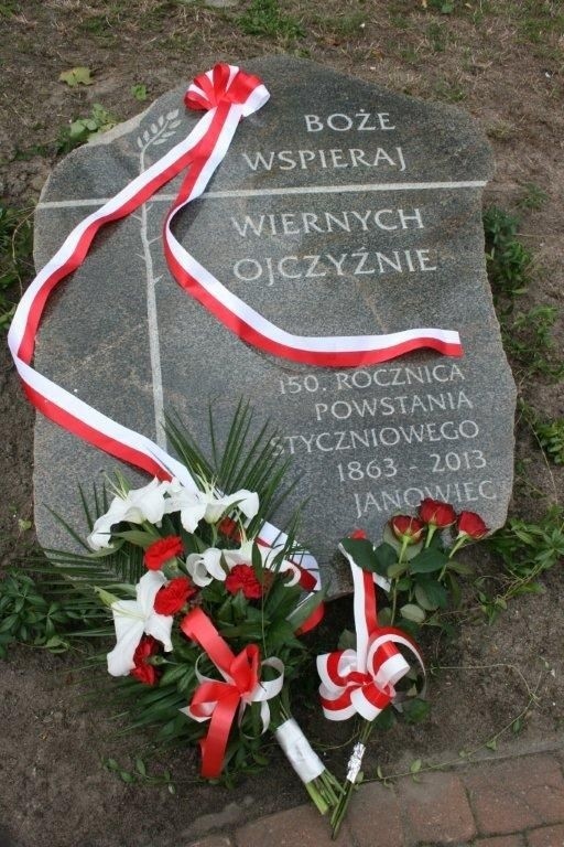 Napis został wykuty w głazie z czarnego granitu.