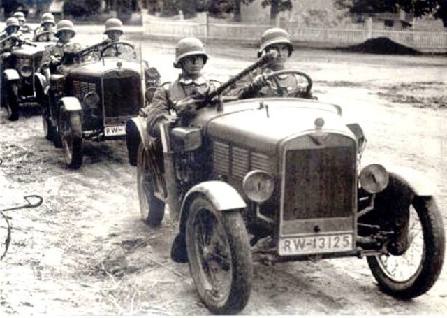 Żołnierze Reichswehry w rozpoznawczych Kubelwagenach BMW DA1 3/15 PS