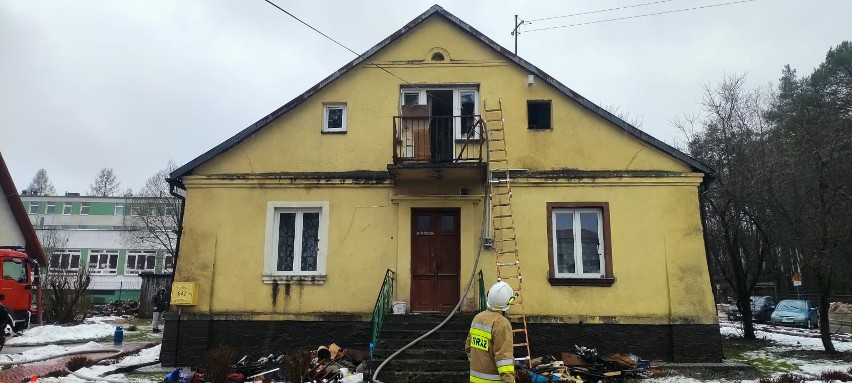 Ogień na poddaszu zabytkowego domu w Zagnańsku. Błyskawiczna akcja strażaków ocaliła budynek, ewakuowano trzy osoby